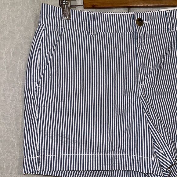 Old Navy 6 Light Blue White Vertical Stripes 5” Mid Rise Everyday Cotton Shorts - Picture 3 of 11